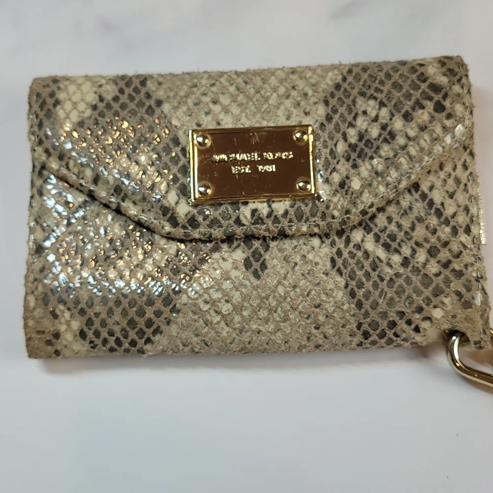 MICHAEL KORS SNAKE PRINT PHONE WRISTLET
